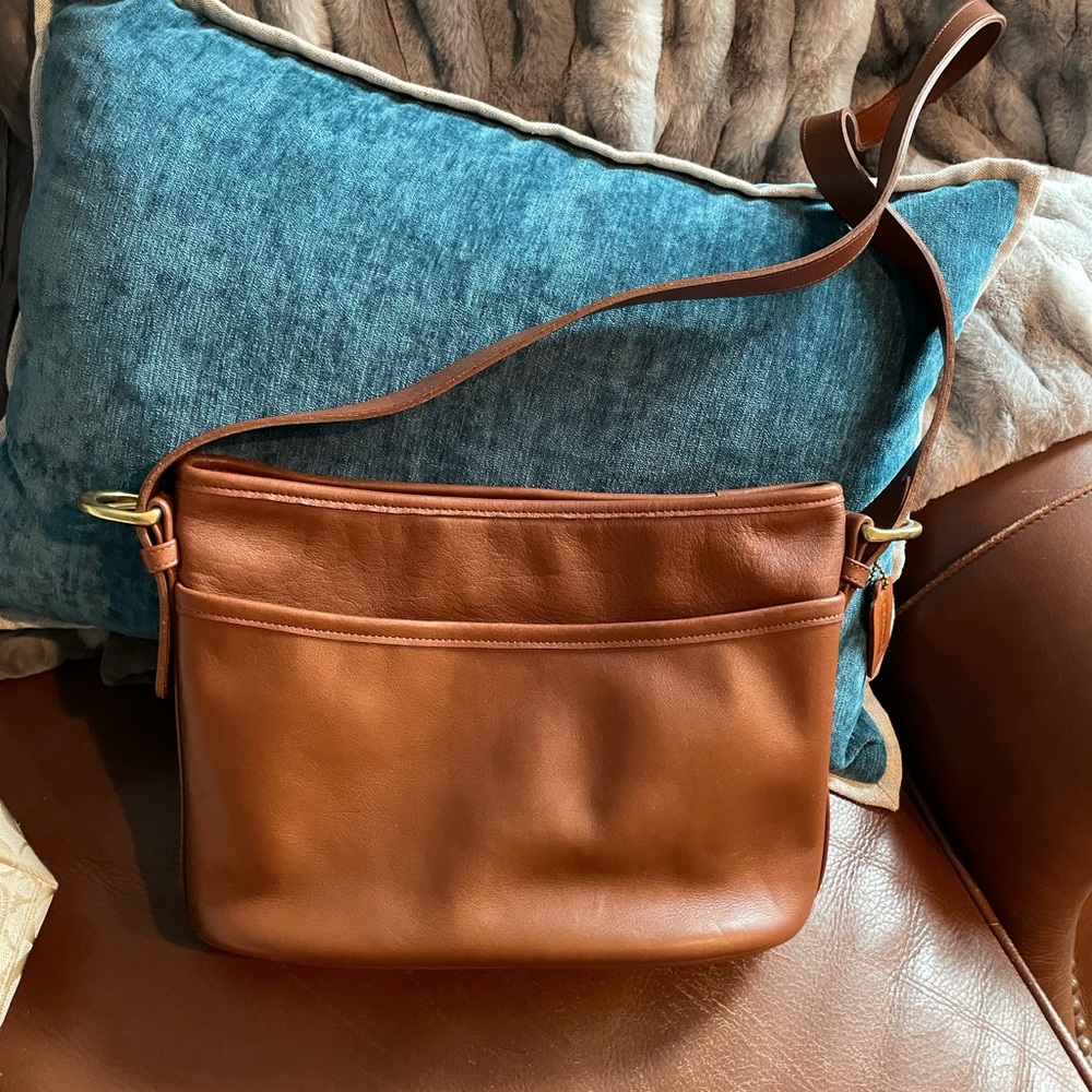 Vintage authentic tan Coach leather shoulder bag.